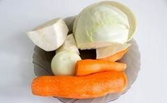 «Свинина тушеная с сельдереем, морковью и капустой» - приготовления блюда - шаг 2