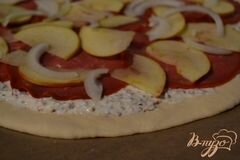 «Пицца с бастурмой и яблоком» - приготовления блюда - шаг 4