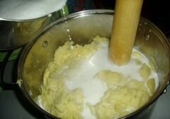 «Пюре с котлеткой под соусом» - приготовления блюда - шаг 3