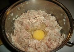 «Пюре с котлеткой под соусом» - приготовления блюда - шаг 7