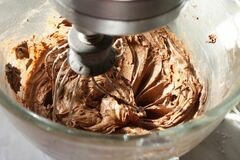 «Шоколадные кексы с конфетами» - приготовления блюда - шаг 10