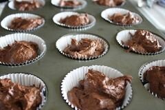 «Шоколадные кексы с конфетами» - приготовления блюда - шаг 11