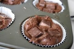 «Шоколадные кексы с конфетами» - приготовления блюда - шаг 12