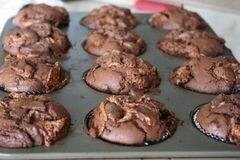 «Шоколадные кексы с конфетами» - приготовления блюда - шаг 13