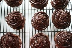 «Шоколадные кексы с конфетами» - приготовления блюда - шаг 15