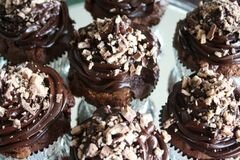 «Шоколадные кексы с конфетами» - приготовления блюда - шаг 18