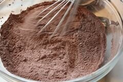 «Шоколадные кексы с конфетами» - приготовления блюда - шаг 8