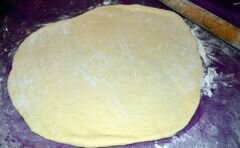 «Пицца на сдобном дрожжевом сладком тесте с ветчиной и колбасой» - приготовления блюда - шаг 1