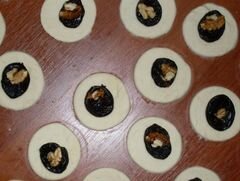 «"Мини-булочки с черносливом, грецким орехом и кунжутом"» - приготовления блюда - шаг 7