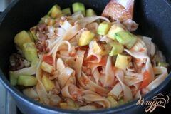 «Лапша с курицей и цукини в томатном соусе» - приготовления блюда - шаг 5