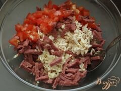 «Салат с колбасным сыром и сухариками» - приготовления блюда - шаг 3