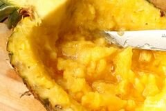 «Фруктовый салат в ананасе» - приготовления блюда - шаг 3