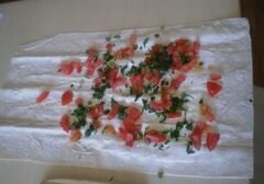 «Рулеты из лаваша с плавленым сыром и помидорами» - приготовления блюда - шаг 3