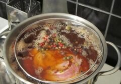 «Свиной рулет, варёный в луковой шелухе» - приготовления блюда - шаг 6