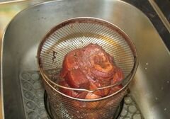 «Свиной рулет, варёный в луковой шелухе» - приготовления блюда - шаг 7