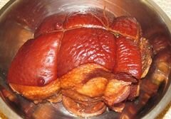 «Свиной рулет, варёный в луковой шелухе» - приготовления блюда - шаг 8