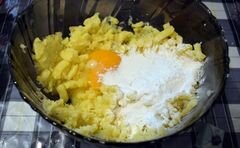 «Клецки картофельные с сосисками в соусе» - приготовления блюда - шаг 3