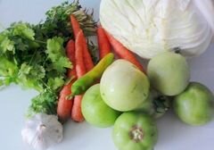 «Маринованная капуста со свёклой, морковью и зелёными помидорами» - приготовления блюда - шаг 2