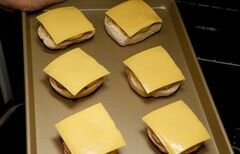 «Открытый сэндвич с ветчиной, сыром и ананасом» - приготовления блюда - шаг 5