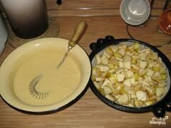 «Шарлотка со сметаной и яблоками» - приготовления блюда - шаг 6