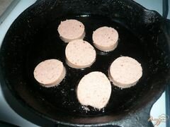 «Яичница с ливерной колбасой» - приготовления блюда - шаг 2