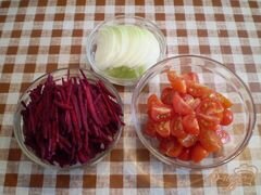 «Свекла тушенная с помидорами и луком» - приготовления блюда - шаг 2