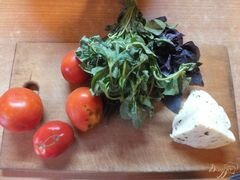 «Паста с сыром сулугуни под базиликово-помидорным соусом» - приготовления блюда - шаг 1