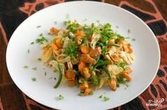 «Салат из лисичек с курицей» - приготовления блюда - шаг 3