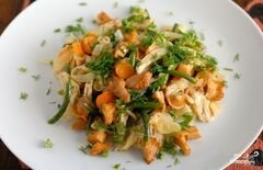 «Салат из лисичек с курицей» - приготовления блюда - шаг 4