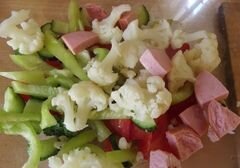 «Овощной салат с сардельками» - приготовления блюда - шаг 3