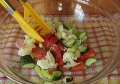«Овощной салат с сардельками» - приготовления блюда - шаг 4