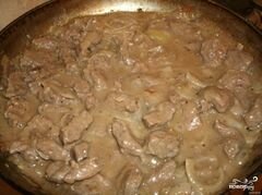 «Бефстроганов из отварного мяса» - приготовления блюда - шаг 4