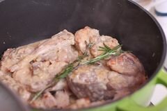 «Кролик в сливках, белом вине и ароматных травах» - приготовления блюда - шаг 3