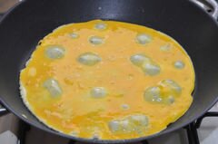 «Омлет с креветками и авокадо» - приготовления блюда - шаг 3