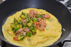 «Омлет с креветками и авокадо» - приготовления блюда - шаг 5