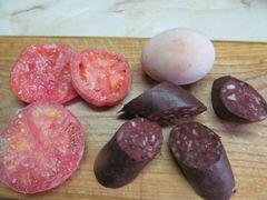 «Яичница с кровяной колбасой и помидором» - приготовления блюда - шаг 1