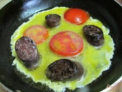 «Яичница с кровяной колбасой и помидором» - приготовления блюда - шаг 3