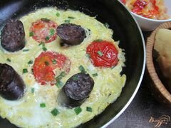 «Яичница с кровяной колбасой и помидором» - приготовления блюда - шаг 4