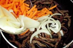 «Бефстроганов с морковкой, на сметане» - приготовления блюда - шаг 3