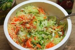 «Салат из пекинской капусты, моркови и сыра, с черным тмином» - приготовления блюда - шаг 5