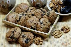 «Печенье на подсолнечном масле с черносливом и грецкими орехами» - приготовления блюда - шаг 7