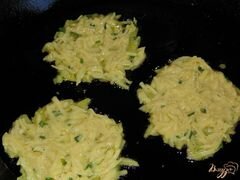 «Драники с зеленым луком» - приготовления блюда - шаг 4