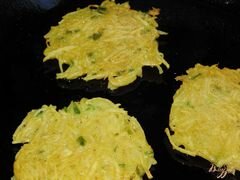 «Драники с зеленым луком» - приготовления блюда - шаг 5