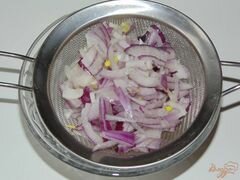 «Салат из красной капусты с красным луком и кукурузой» - приготовления блюда - шаг 1