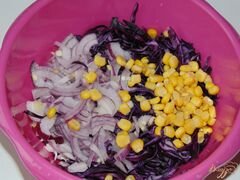 «Салат из красной капусты с красным луком и кукурузой» - приготовления блюда - шаг 3