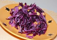 «Салат из красной капусты с красным луком и кукурузой» - приготовления блюда - шаг 5