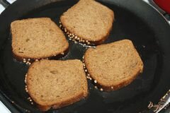 «Гренки с черного хлеба с копченым салом, маринованным луком и копченой салакой» - приготовления блюда - шаг 1