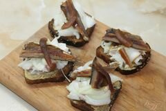 «Гренки с черного хлеба с копченым салом, маринованным луком и копченой салакой» - приготовления блюда - шаг 3