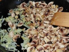 «Тонкий домашний лаваш с начинкой из шампиньонов и сыра» - приготовления блюда - шаг 3