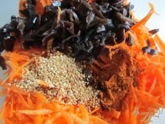 «Морковный салат с черными грибами» - приготовления блюда - шаг 3